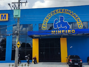 Atleta se preparando para levantar uma barra em um ambiente de treino